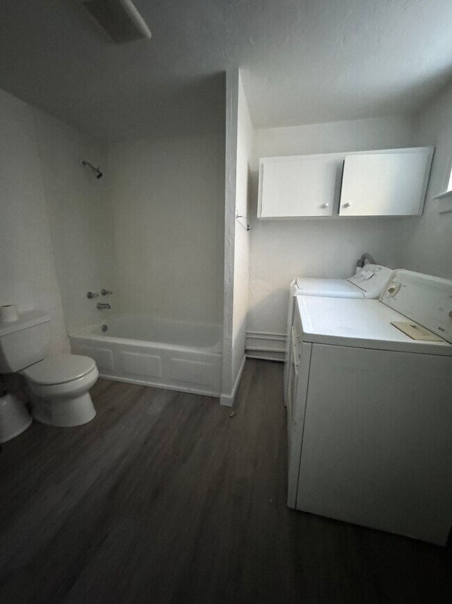 Building Photo - 617 N Park St