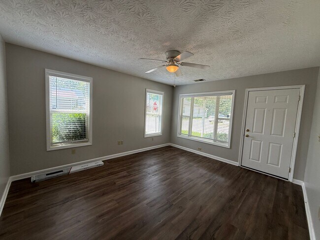 Building Photo - 3 Bedroom Available Now!