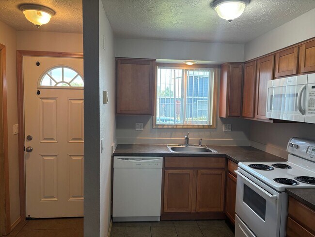 Building Photo - 1ST  FULL  MONTH'S  RENT  FREE   Pet-friendly Townhouse Near Parks and Downtown Newberg  Showings...