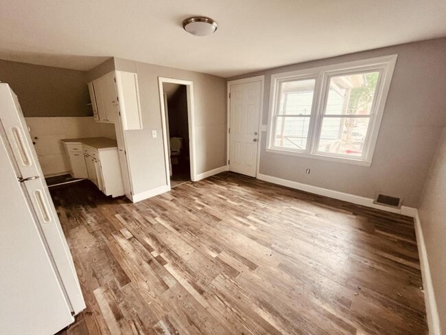 Building Photo - 12 Howe St