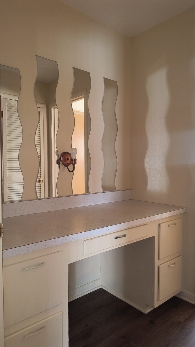 Building Photo - 3003 S Taft St