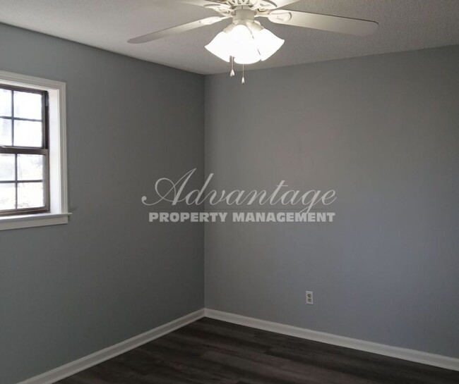 Building Photo - 1/2 OFF The 1st Month's Rent | Exquisite F...