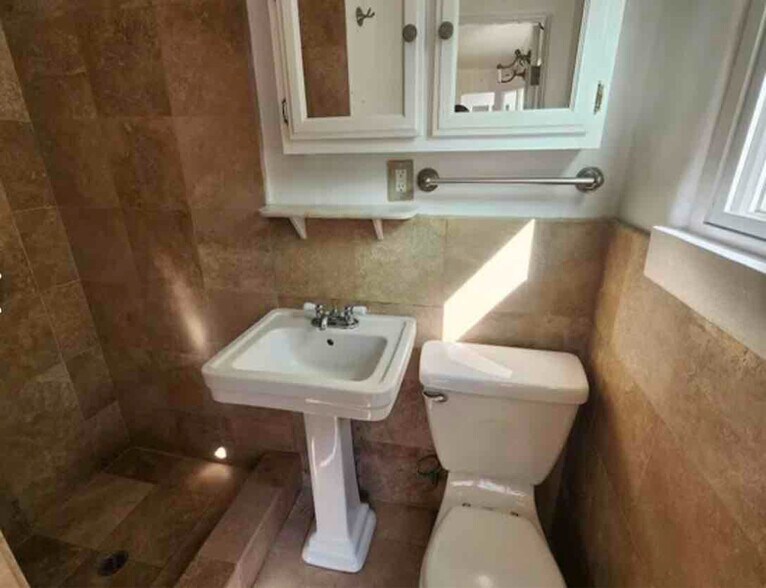 Building Photo - 3106 Broadway