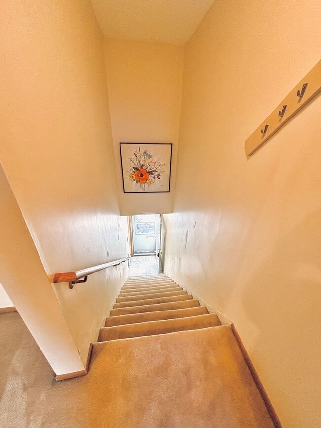 Building Photo - FURNISHED!! 2bed/1bath Condo Right Near Th...
