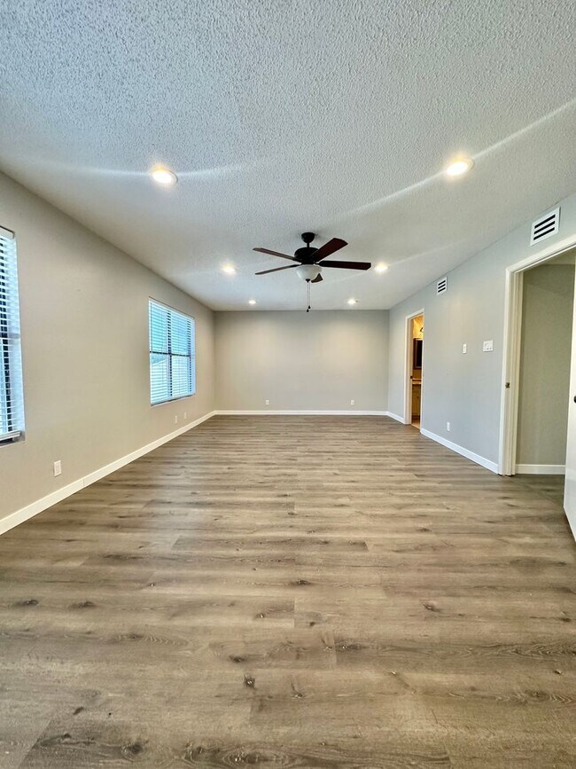 Building Photo - NOW AVAILABLE - 2-Bedroom 2-Bathroom Condo + Clubhouse/Pool/River Access