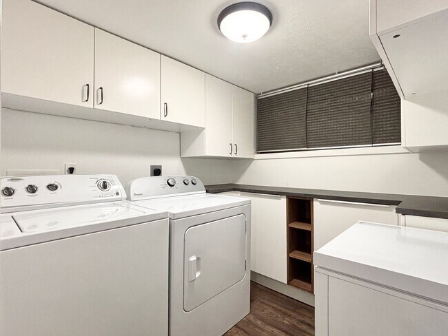 Building Photo - Stunning Remodel Near 9th & 9th!