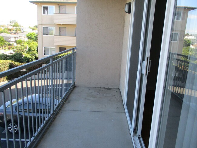 Building Photo - 2236 Chatsworth Blvd