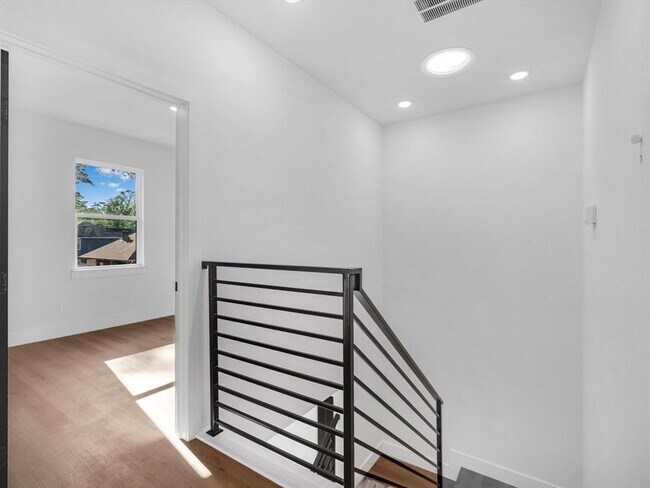Building Photo - 10732 Twin Oak Dr