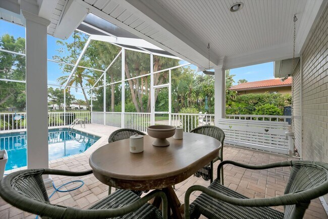 Building Photo - Luxury 5 Bed/4 Bath Pool Home on a Golf Course in Central Sarasota
