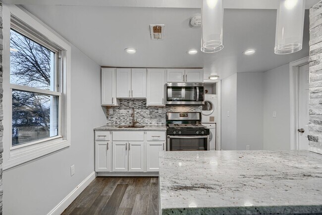 Building Photo - 4012 Fernhill Ave