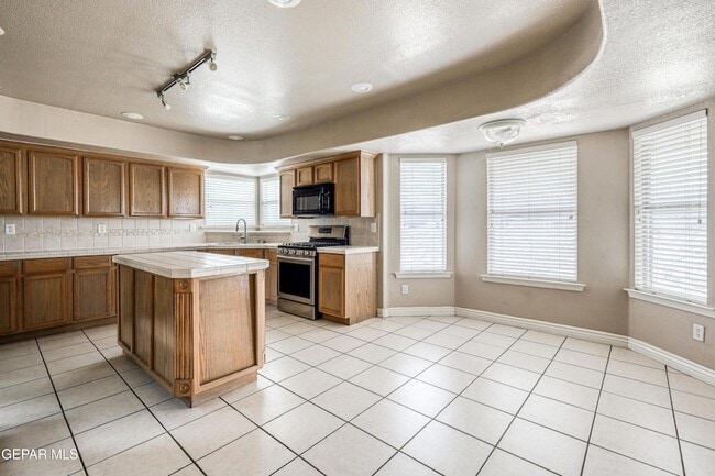 Building Photo - 4733 R L Shoemaker Dr