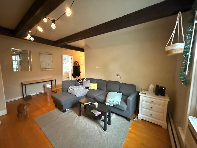 Primary Photo - 403 E Johnson St