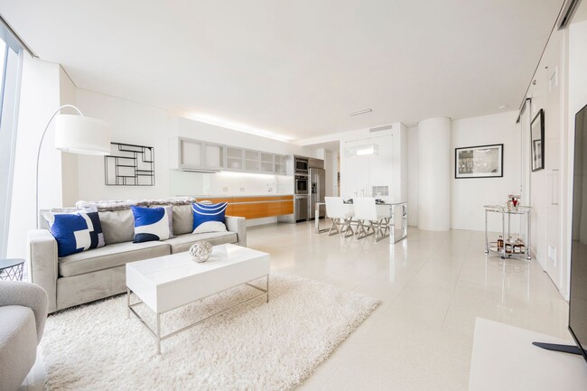 Building Photo - Luxurious premium corner unit nearly 1600 ...