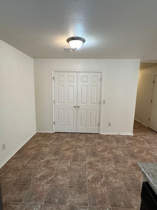 Building Photo - Nice 3 bedroom, 2 bath brick duplex