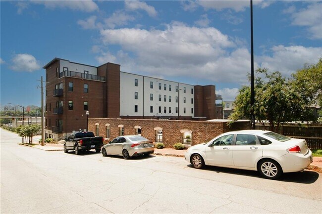 Building Photo - 764 Memorial Dr SE