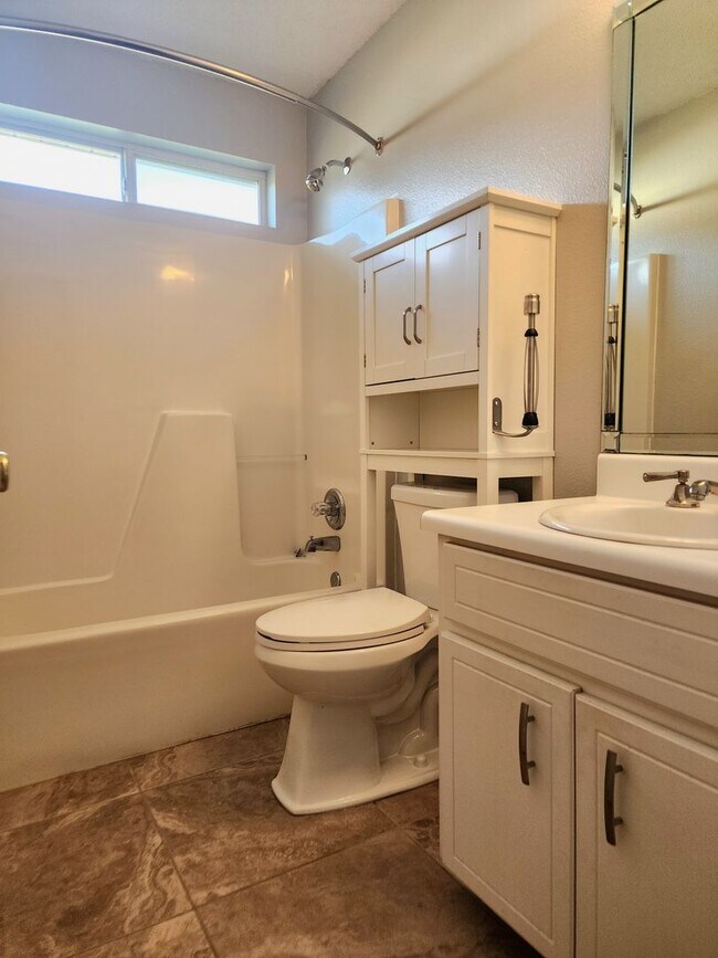 Building Photo - Adorable back yard in Gulf Shores - 3/2