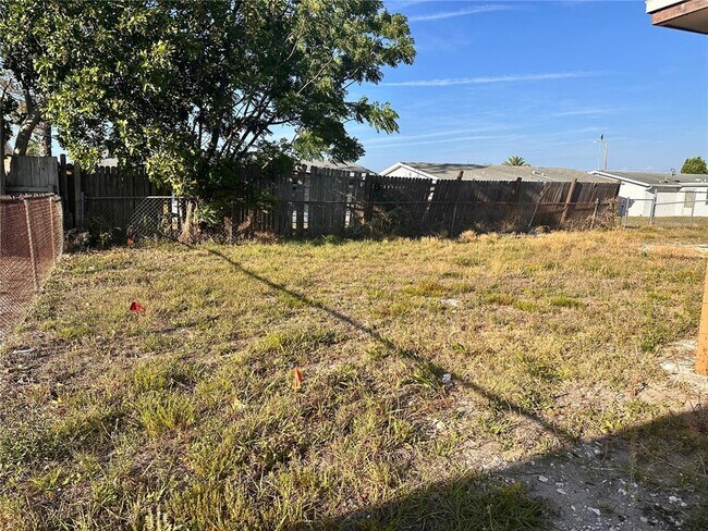 Building Photo - 3215 Bright Dr