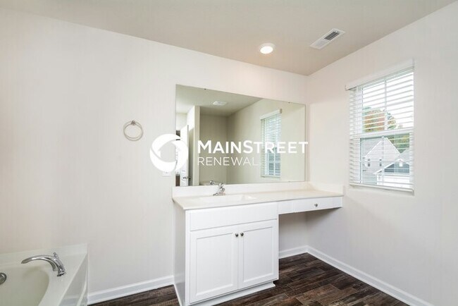 Building Photo - 4 Bedroom Pet-Friendly Home in Zebulon, NC with Main Street Renewal