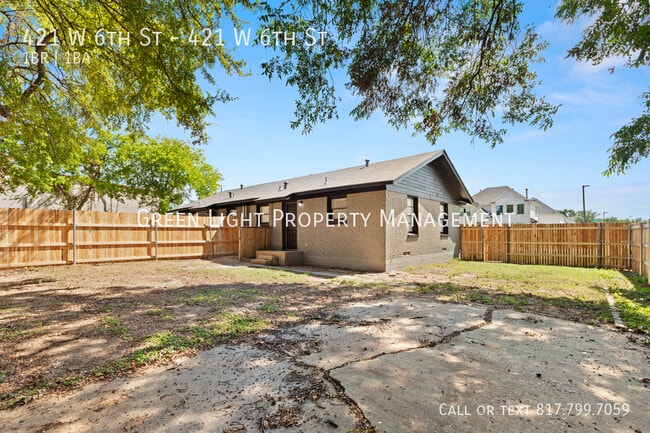 Building Photo - 421 W 6th St