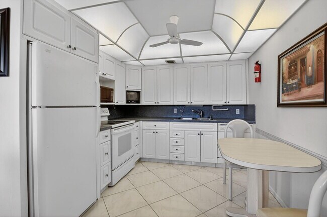 Building Photo - 2035 Ainslie C