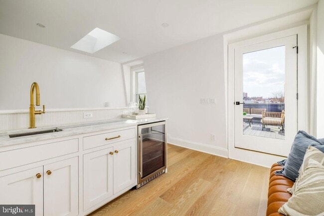 Building Photo - 2460 Ontario Rd NW