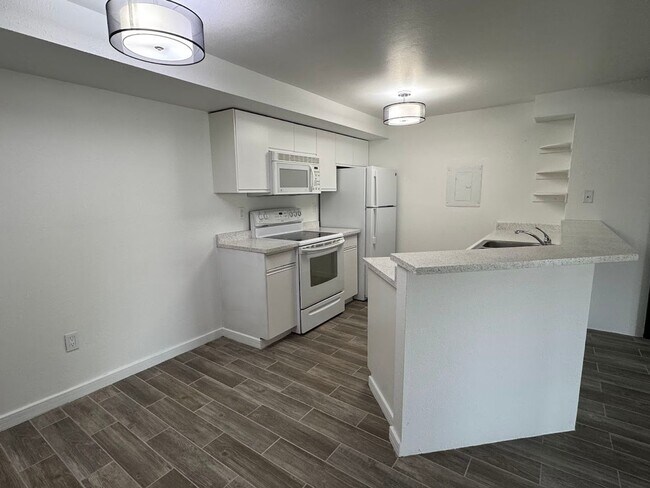 Building Photo - Beautifully Remodled 2 Bed 2 Bath Top Floo...