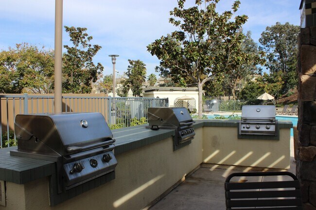 Building Photo - Beautifully Upgraded 3BR/2.5BA Townhome in...