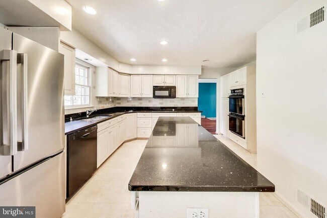 Building Photo - 1718 Crestview Dr