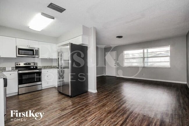 Building Photo - 130 Davison Ave N