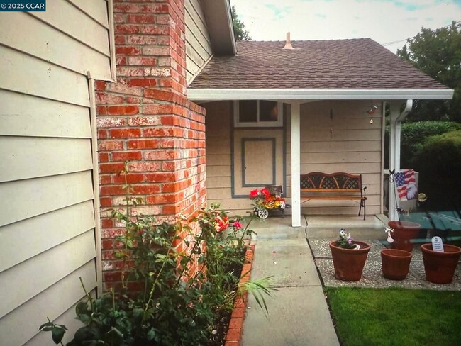 Building Photo - 1241 Brookview Dr