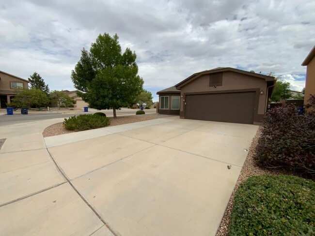 Building Photo - 3 Bedroom Single Story Home Available in T...