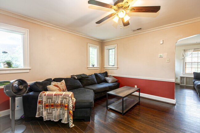 Building Photo - OPEN HOUSE 9/13 11AM-1PM  Beautiful 3-Bedr...