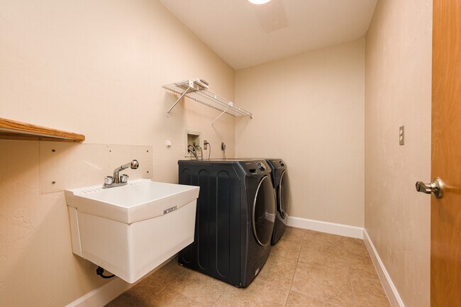 Building Photo - 1523 Poplar Dr