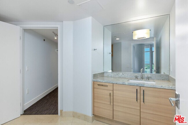 Building Photo - 13650 Marina Pointe Dr