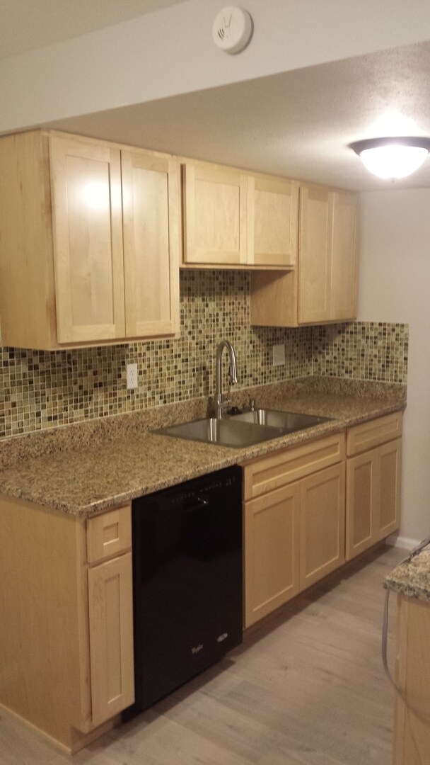 Building Photo - 3 Bed 2 Bath Townhome in Lafayette. NEW PAINT, REMODELLED BATH.