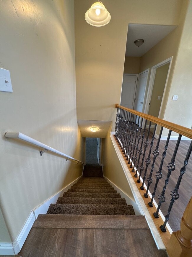 Building Photo - Beautiful 6 bedroom Single Family Home