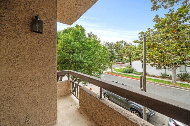 Building Photo - Elegant Corner Condo with Spacious Interiors
