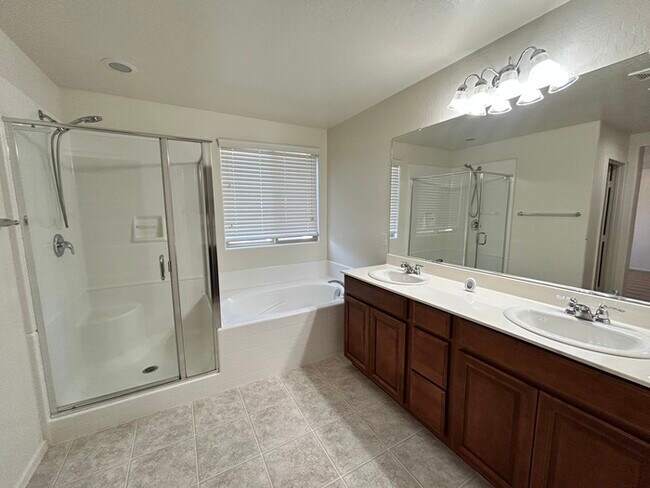 Building Photo - Carry Over Showing: This property has been...