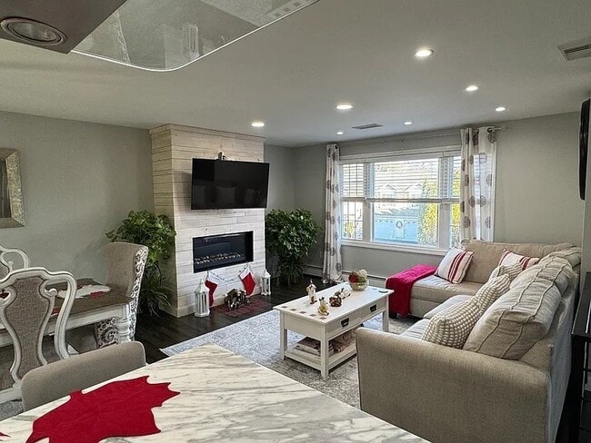 Building Photo - 83 Whiting St