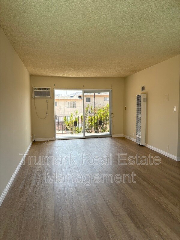 Building Photo - 1204 E Lexington Dr