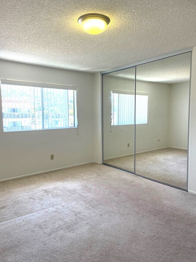 Building Photo - 11
