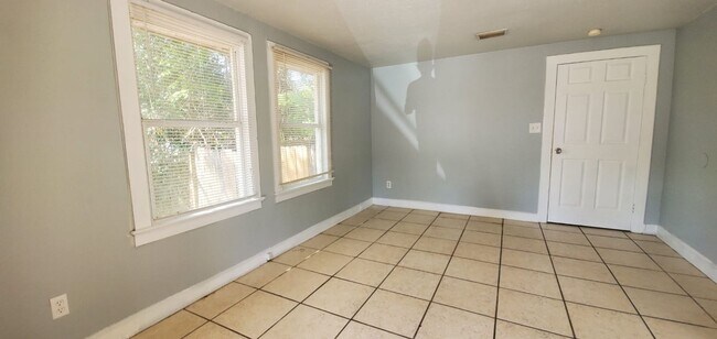 Building Photo - $500 OFF FIRST MONTHS RENT MOVE-IN SPECIAL!!