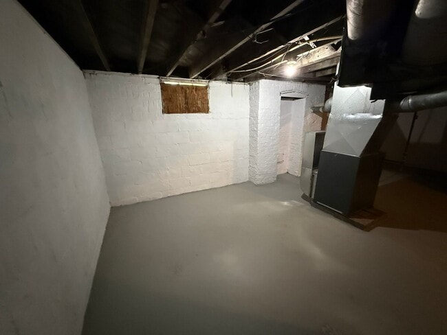 Building Photo - Updated and Spacious 3-4 Bedroom, 2 Story ...