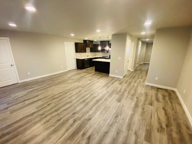 Building Photo - Beautiful Newer Home in Terrific Salmon Creek Location