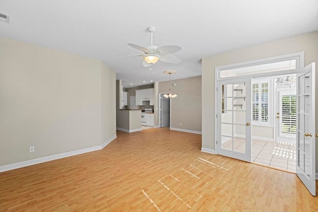 Building Photo - Hampstead Cutie! Backs up to Golf Course!