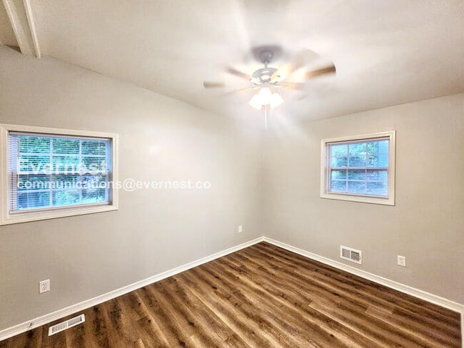 Building Photo - 3024 Pasadena Dr