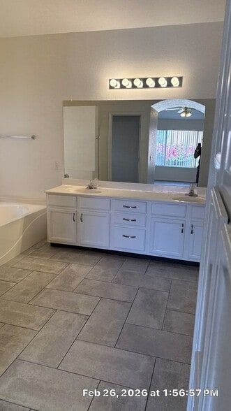 Building Photo - 1910 E Vineyard Rd