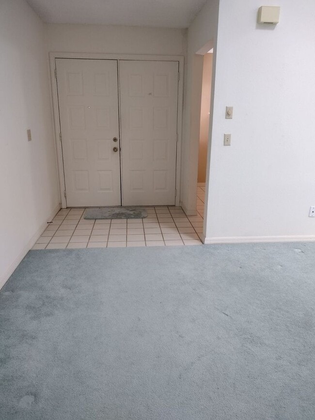 Building Photo - 3 Br. 2 Ba. condo with garage
