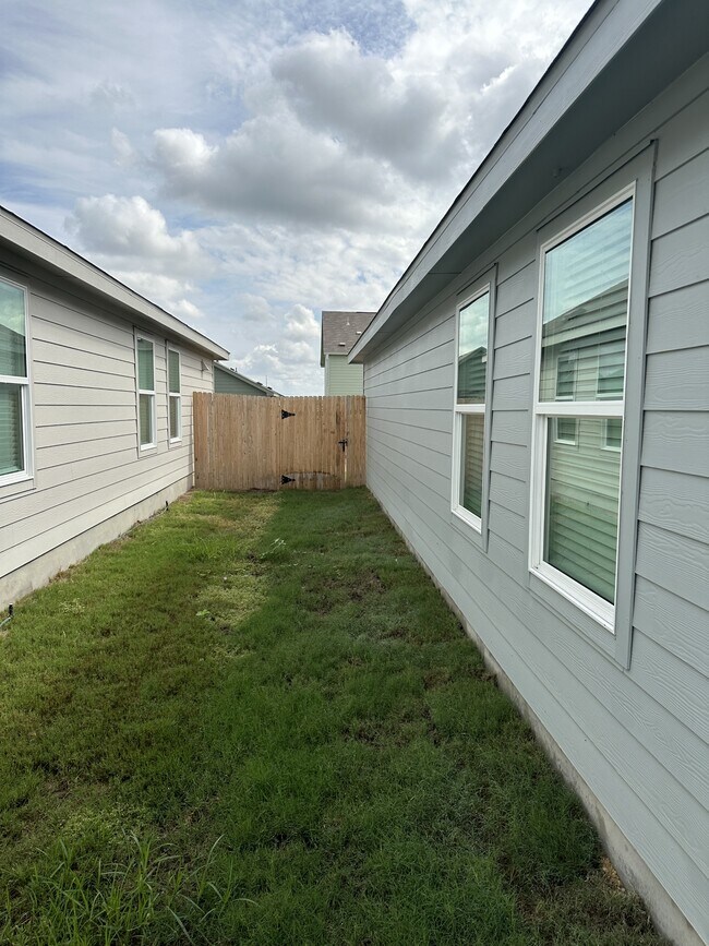 Building Photo - 10555 Varmus Dr
