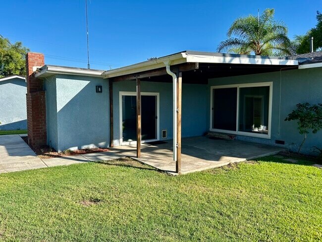 Building Photo - GREAT 3BD HOUSE WITH INCREDIBLE OUTDOOR SPACE!